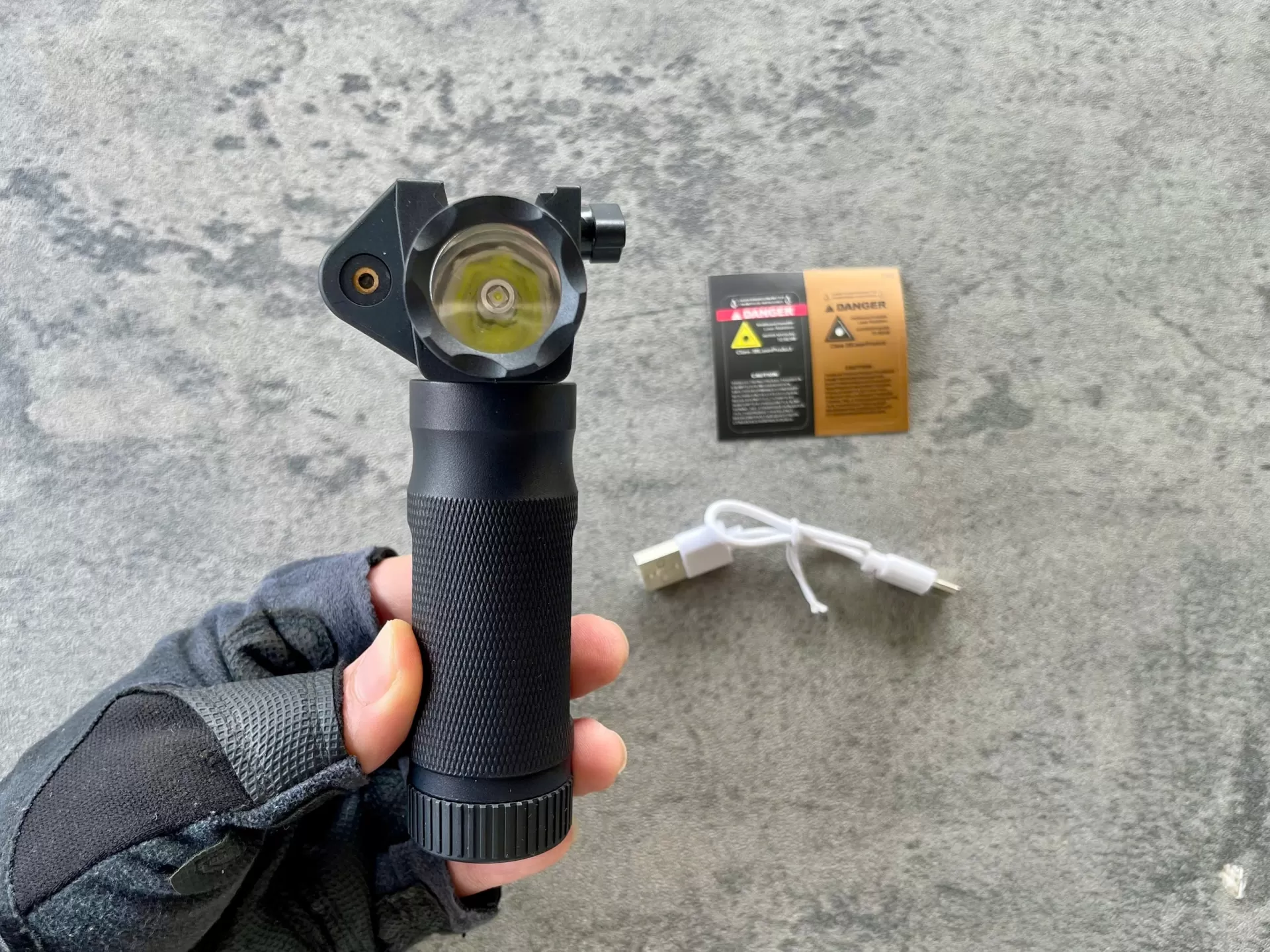 Phụ Kiện Tay Cầm Kim Loại Tích Hợp Đèn Pin 3 Chức Năng Và Laser Xanh Lá Cây