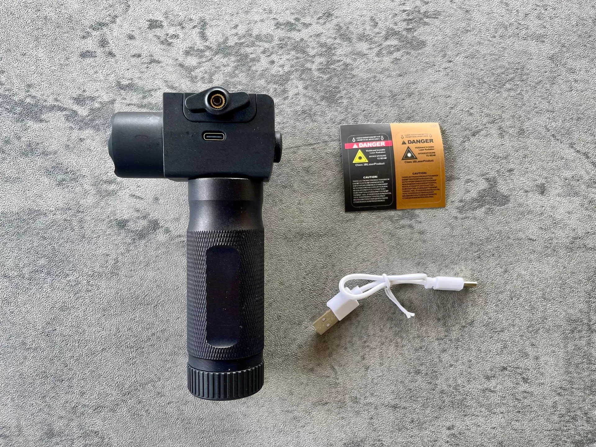 Phụ Kiện Tay Cầm Kim Loại Tích Hợp Đèn Pin 3 Chức Năng Và Laser Xanh Lá Cây